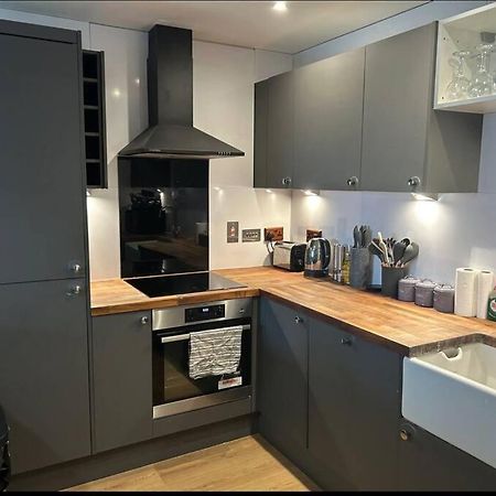 2 Bed Apartment Close To Station With Parking لندن المظهر الخارجي الصورة