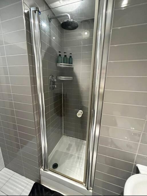 2 Bed Apartment Close To Station With Parking لندن المظهر الخارجي الصورة