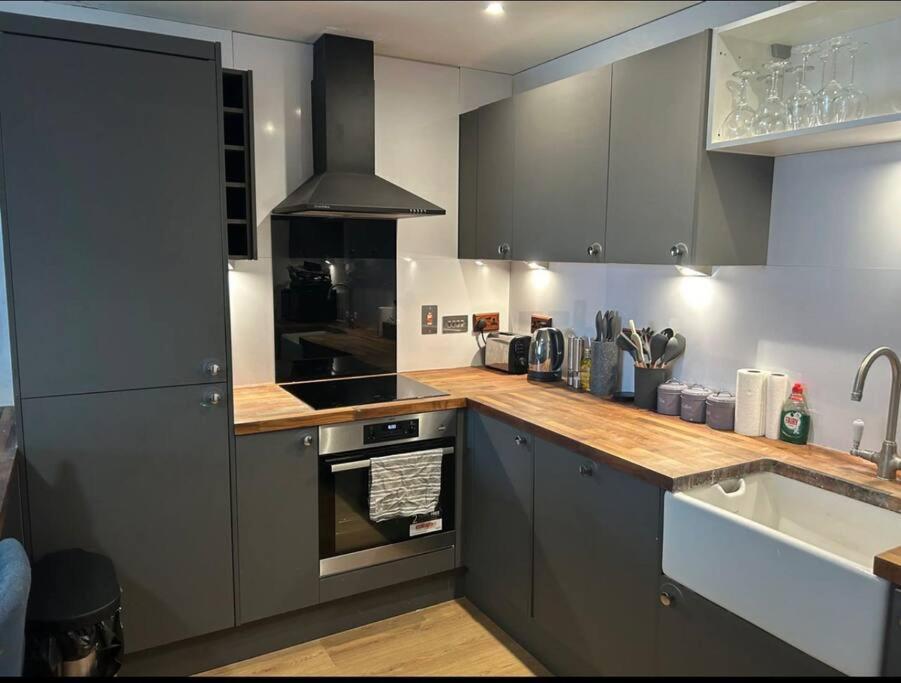 2 Bed Apartment Close To Station With Parking لندن المظهر الخارجي الصورة